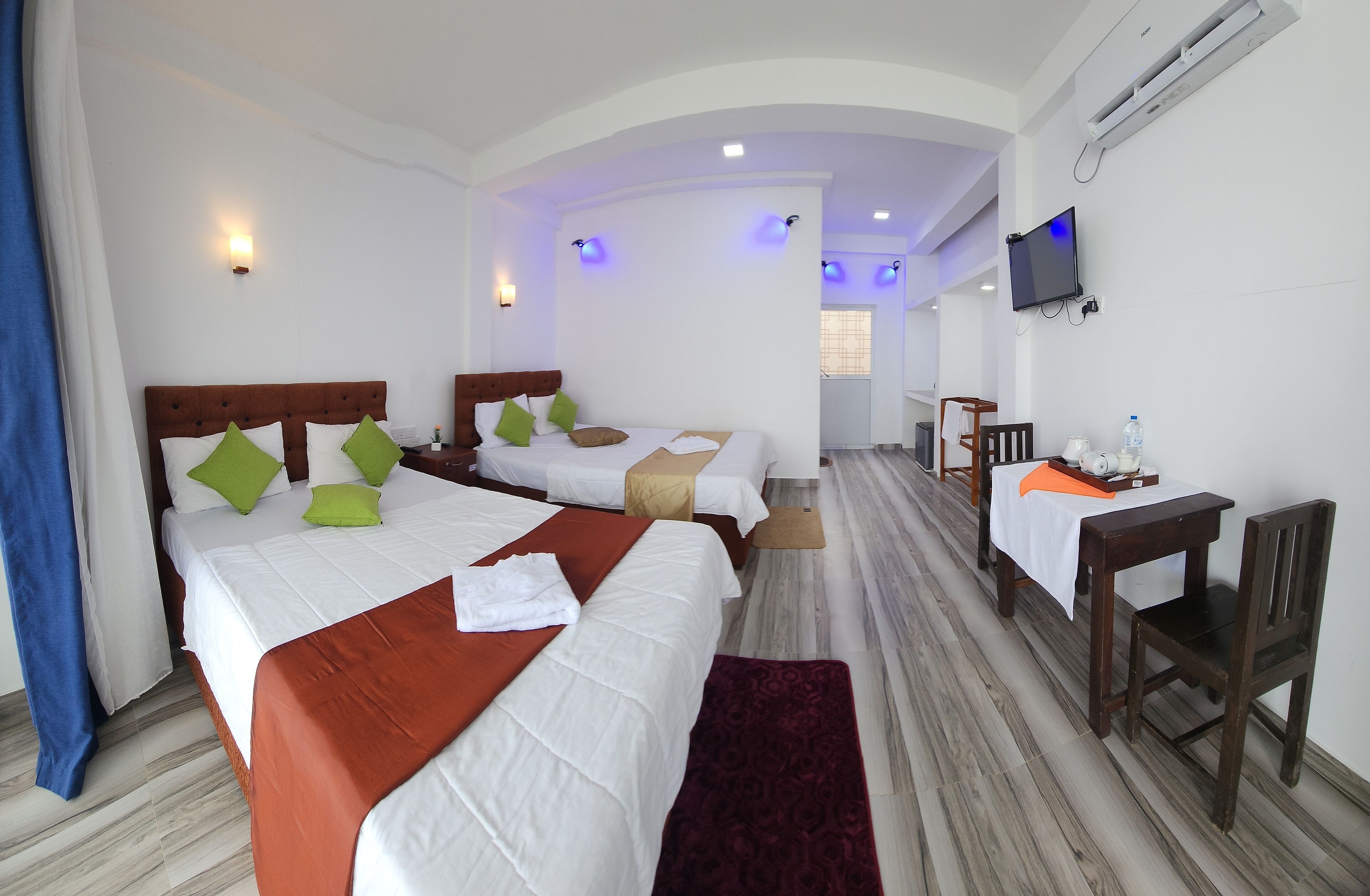 Superior-Vierbettzimmer, Meerblick | Schreibtisch, laptopgeeigneter Arbeitsplatz, Bügeleisen/Bügelbrett