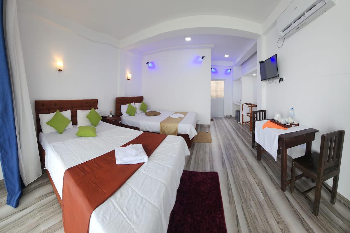 Superior-Vierbettzimmer, Meerblick | Schreibtisch, laptopgeeigneter Arbeitsplatz, Bügeleisen/Bügelbrett