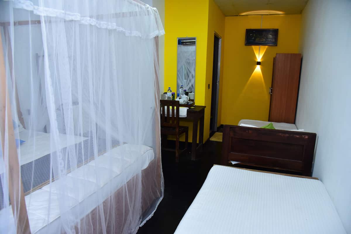 Sengetøy av topp kvalitet, senger med overmadrass og skrivebord