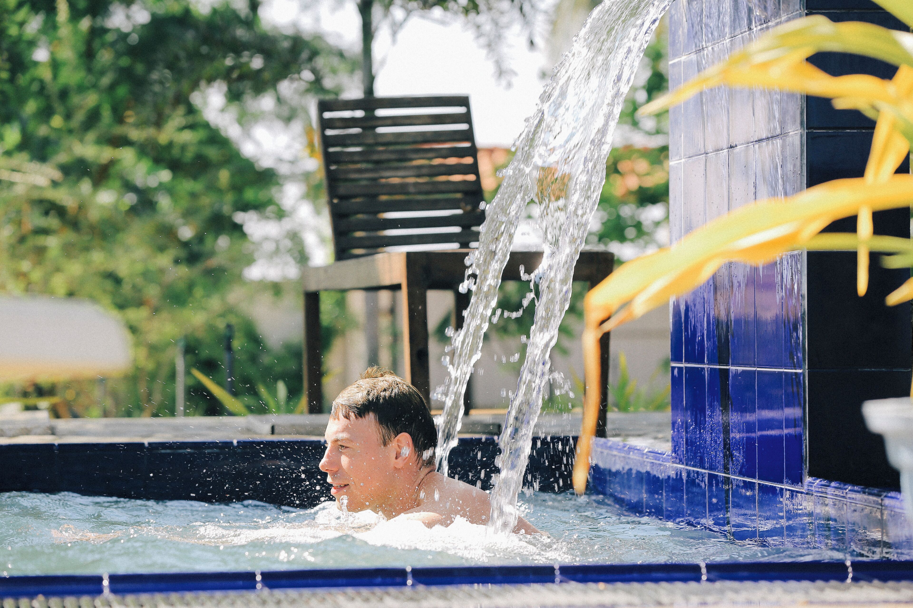 สระว่ายน้ำกลางแจ้ง