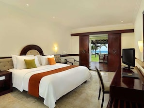 2 bedrooms, premium bedding, minibar, in-room safe