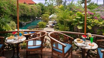 Bar junto a la alberca