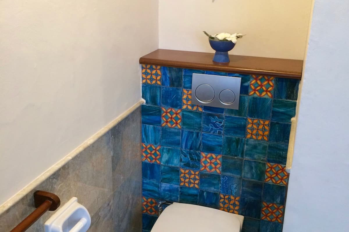 cottage, garden view | bathroom amenities | shower, free toiletries, bathrobes, slippers