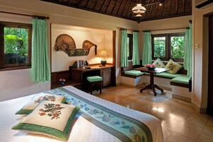 Cottage, Garden View | Living room | Flat-screen TV