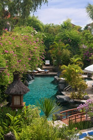 Outdoor pool, pool umbrellas, sun loungers - Poppies Bali (Kuta)