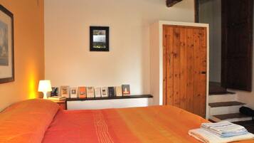 Single Room | Individually decorated, individually furnished, blackout drapes