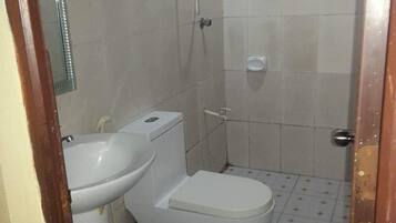 Shower, free toiletries, towels