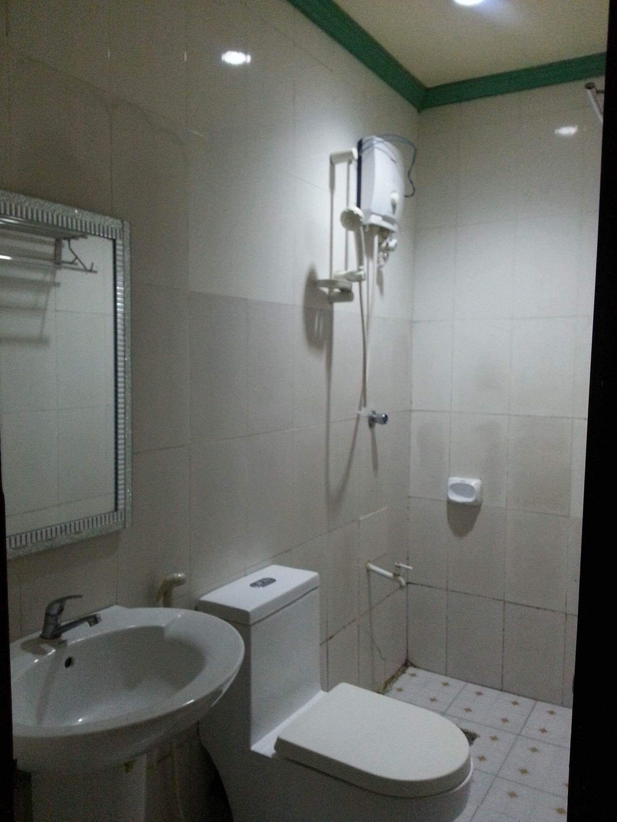 Shower, free toiletries, towels