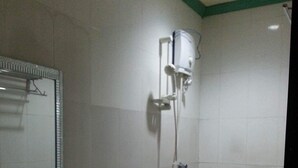 Un baño con lavamanos, inodoro y ducha.