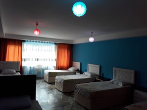 In-room safe, desk, free WiFi, bed sheets - Istanbul Harmony Hostel (Istanbul)
