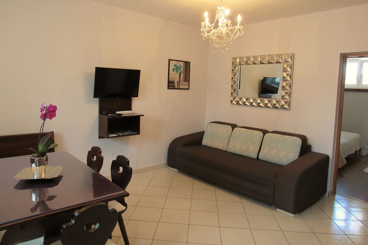 Apartment, 2 Bedrooms | Ruang tamu | TV skrin rata
