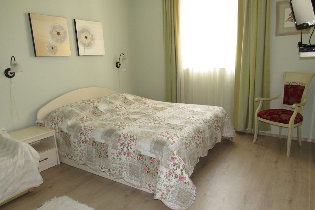 Junior Suite | Peralatan tempat tidur hipoalergenik, gebar bulu kapas