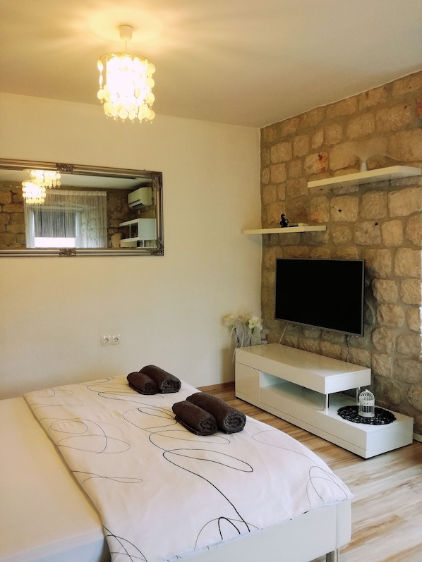 One Bedroom Apartment, Annex Building | Room amenity