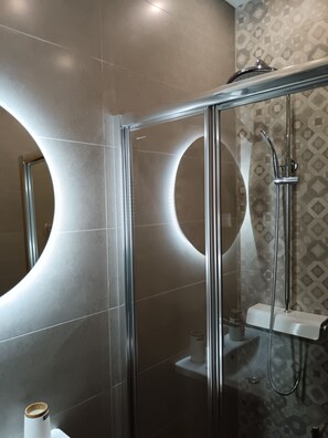 Apartment, 1 Bedroom | Bathroom | Shower, free toiletries, hair dryer, towels - House Klaudija (Trogir)