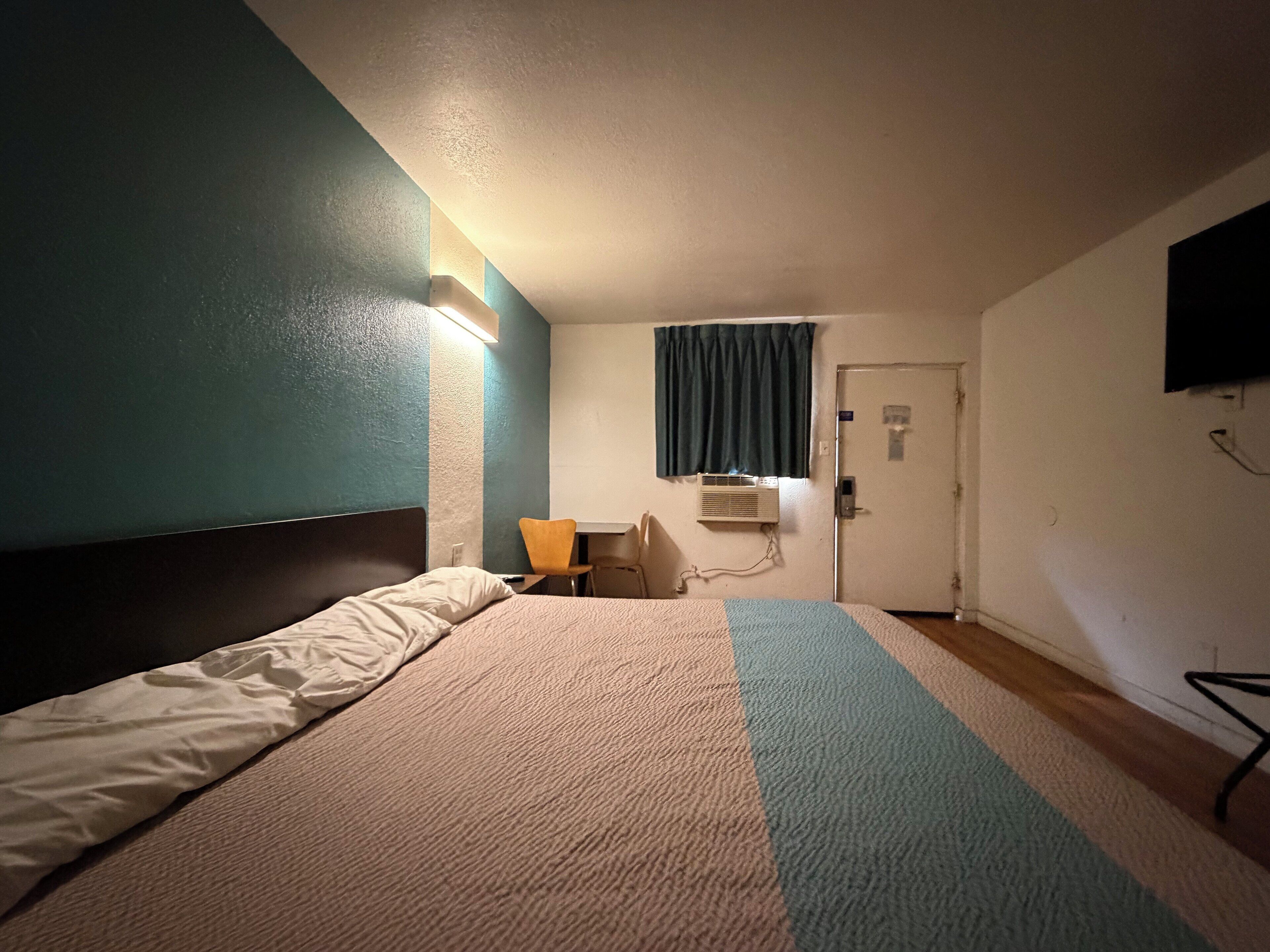 Chambre, 1 très grand lit, fumeurs | Wi-Fi gratuit, draps fournis