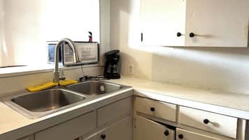 Rom, 2 queensize-senger, ikke-røyk, tekjøkken | Eget tekjøkken | Minikjøleskap, mikrobølgeovn og spisebord