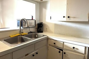 Habitación, 2 camas de matrimonio, no fumadores, cocina básica | Cocina básica privada | Frigorífico pequeño, microondas y mesa de comedor
