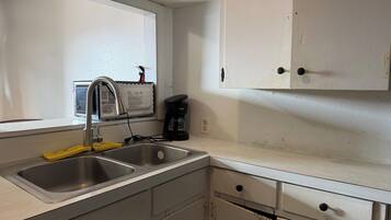 Kamer, 2 queensize bedden, niet-roken, kitchenette | Privékitchenette | Een minikoelkast, een microgolfoven, een eettafel