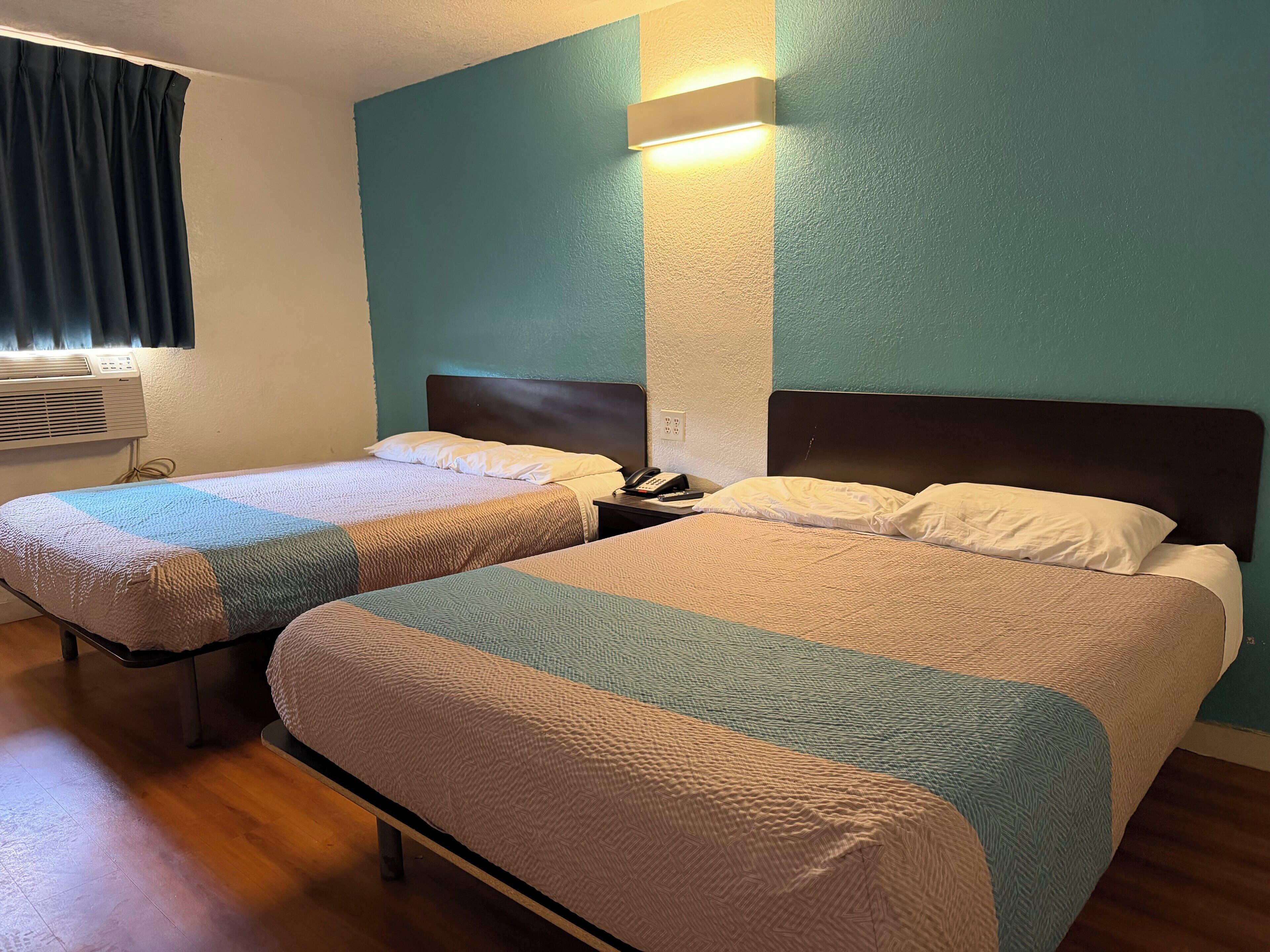 Chambre, 2 grands lits, fumeurs | Wi-Fi gratuit, draps fournis