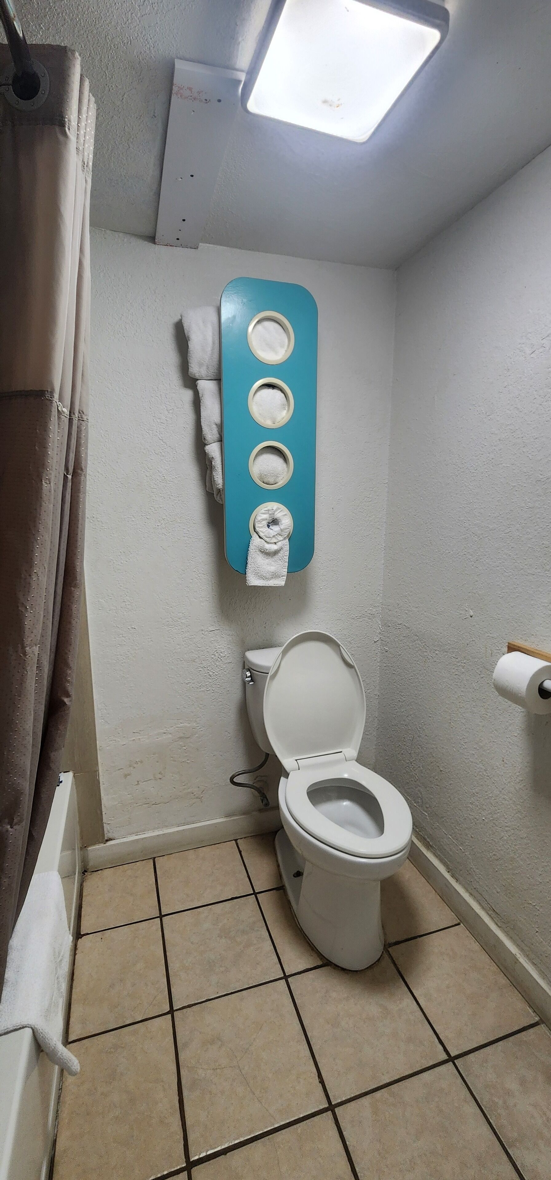 Ilmaiset hygieniatuotteet, hiustenkuivaaja, pyyhkeet