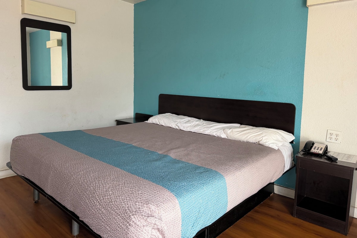 Chambre, 1 très grand lit | Wi-Fi gratuit, draps fournis