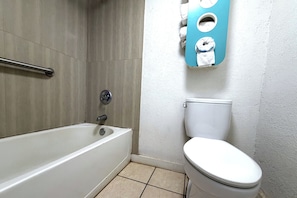 Amenidades de baño gratuitas, secadora de cabello, toallas