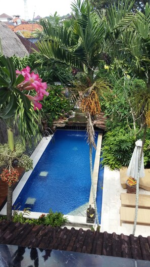 Piscine extérieure, piscine avec cascade