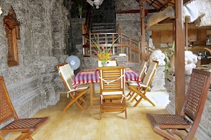 Outdoor dining - Aahh Bali Bed and Breakfast (Jimbaran)