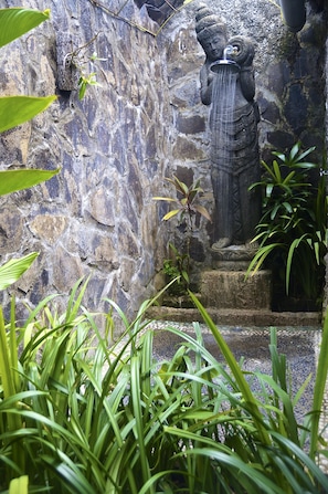 Bathroom shower - Aahh Bali Bed and Breakfast (Jimbaran)