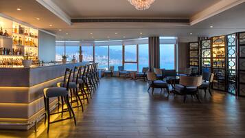 2 bars/lounges, rooftop bar