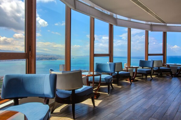 5 restaurants, breakfast, lunch, dinner served; international cuisine - BURJ on BAY Hotel (Kfar Yassine)