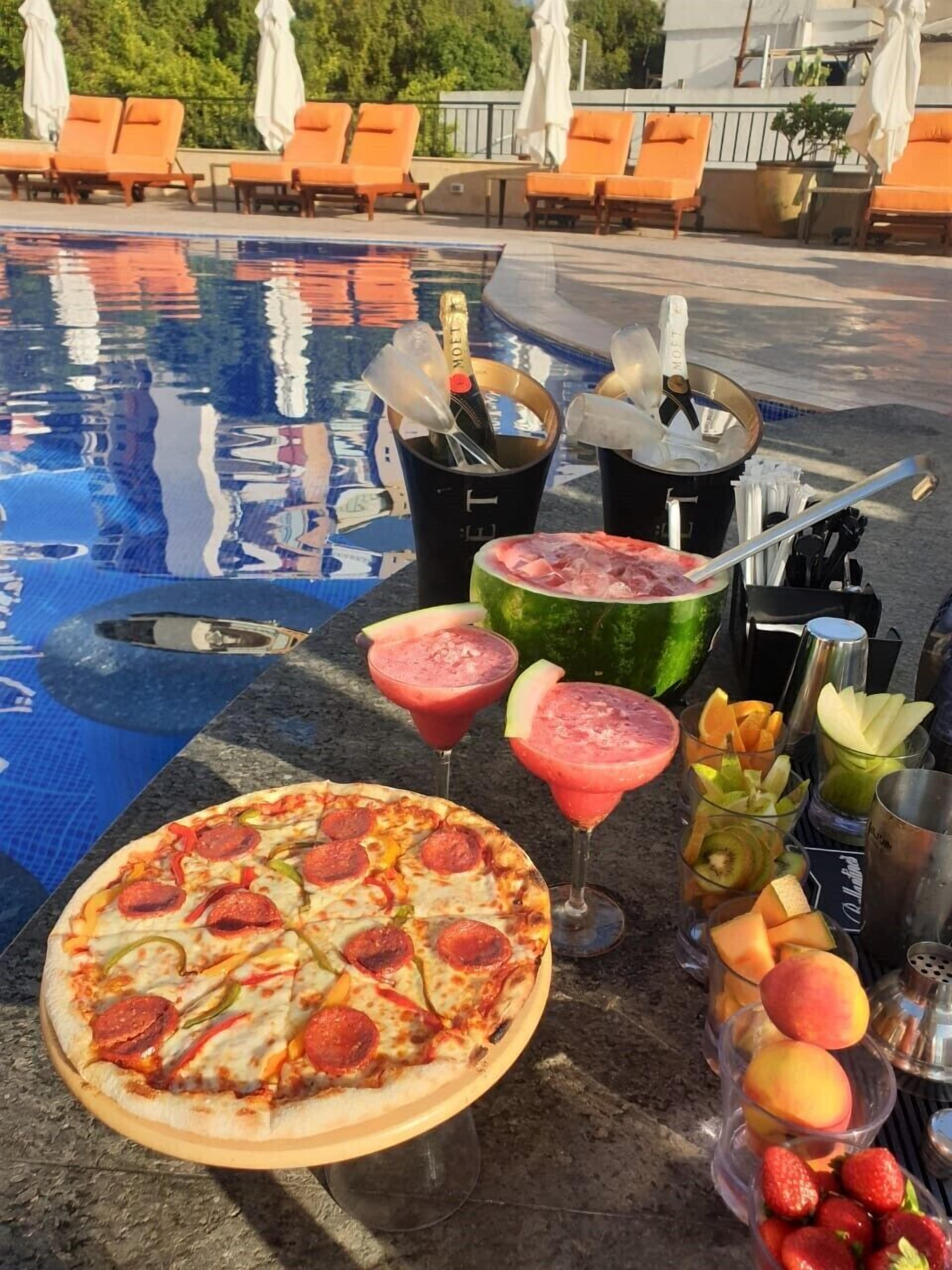 Bar en bord de piscine