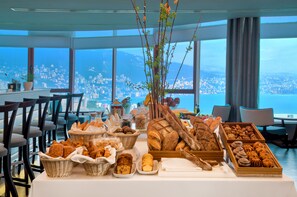 Desayuno buffet diario (USD 25 por persona)