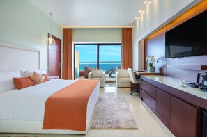 Minibar, caixa forta a l'habitació i escriptori 
