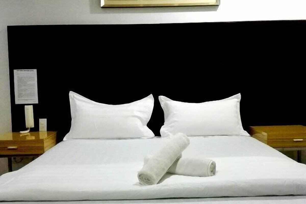 vip room | desk, free wifi, bed sheets