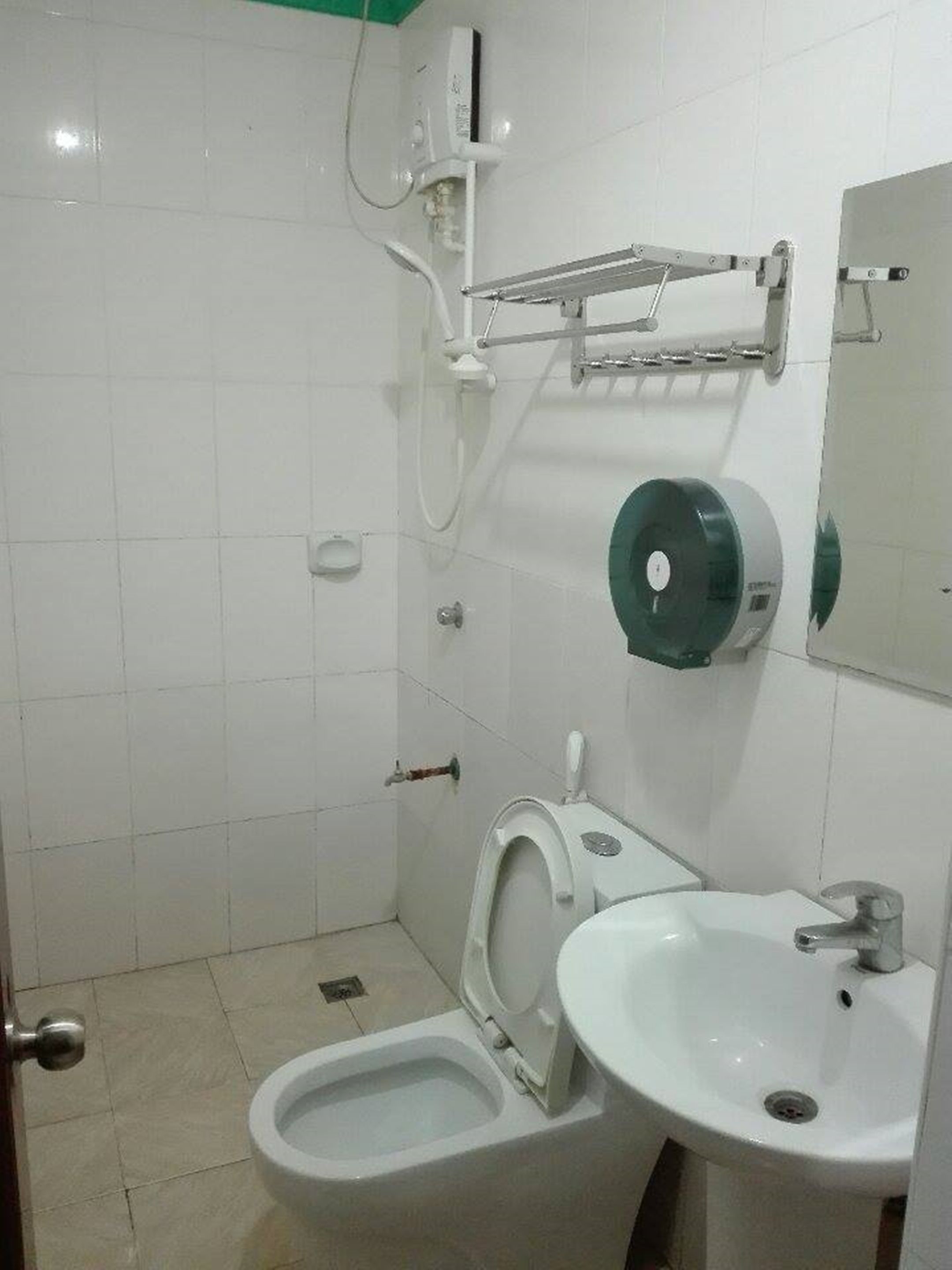 shower, free toiletries, towels