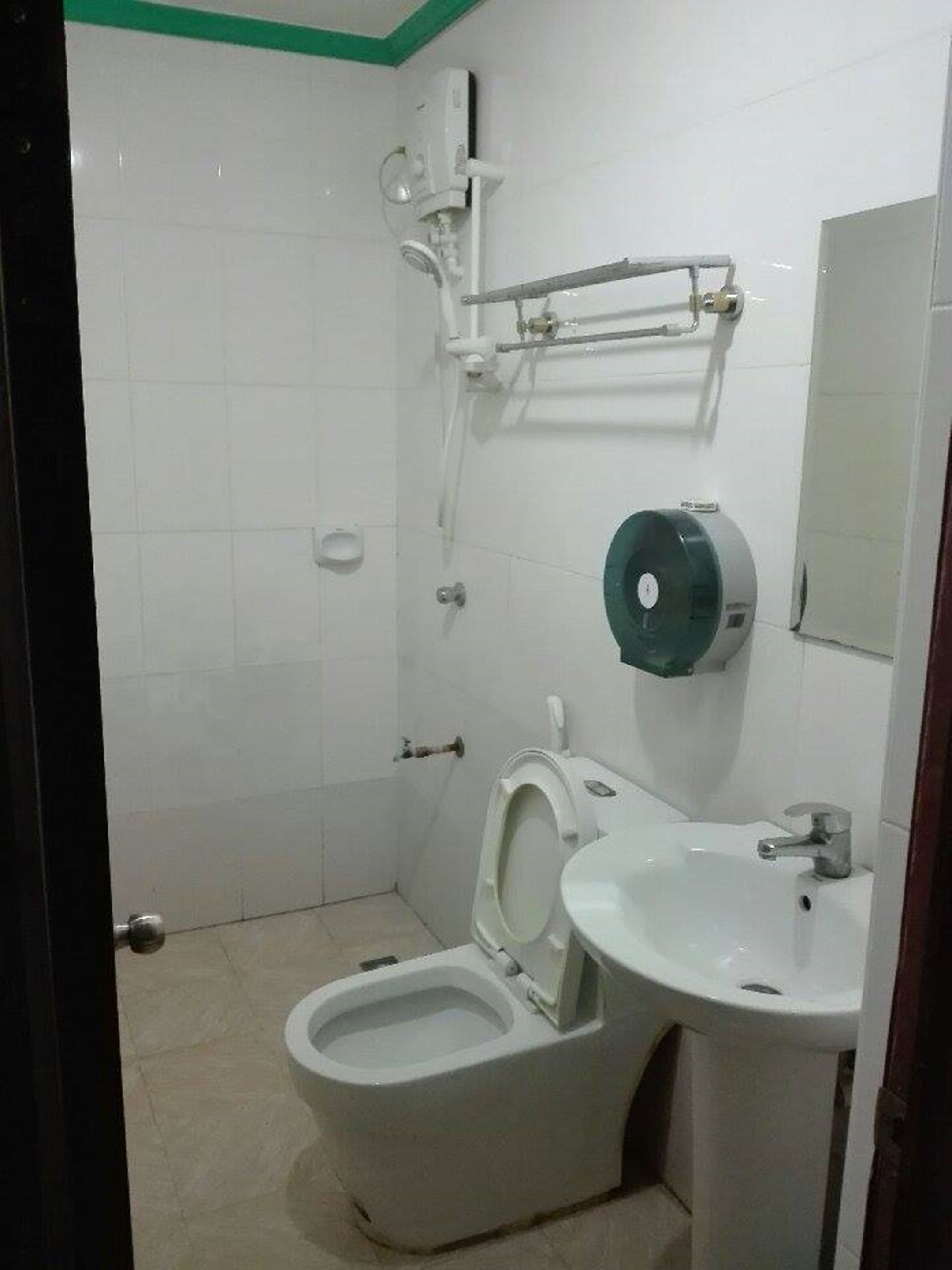 shower, free toiletries, towels