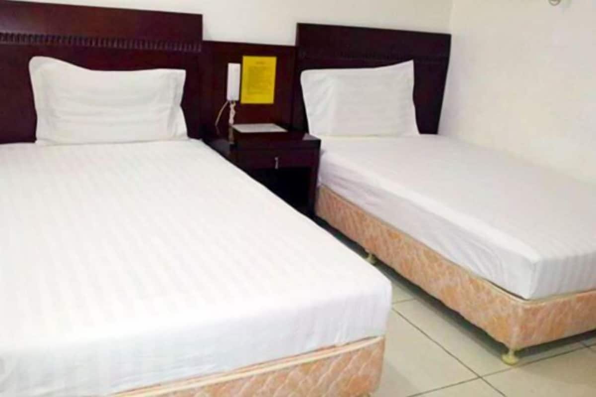 Escritorio, wifi gratis, ropa de cama