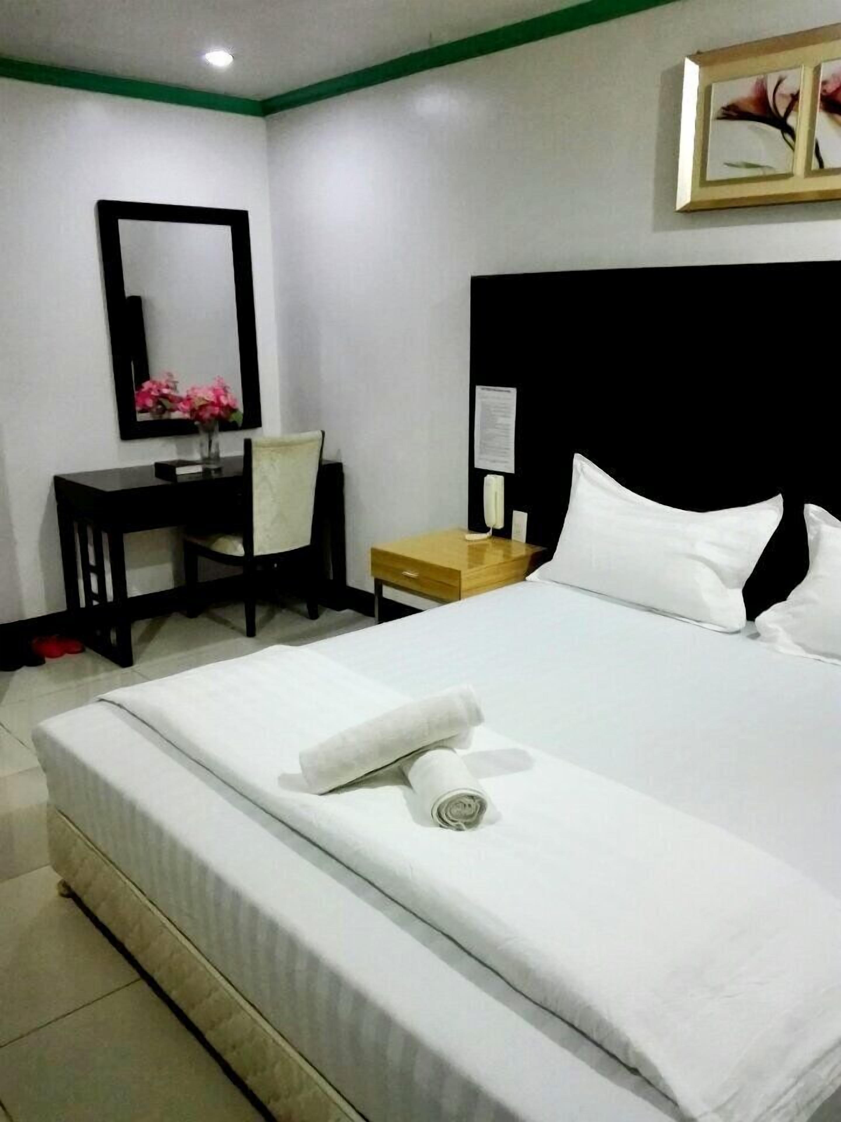 vip room | desk, free wifi, bed sheets