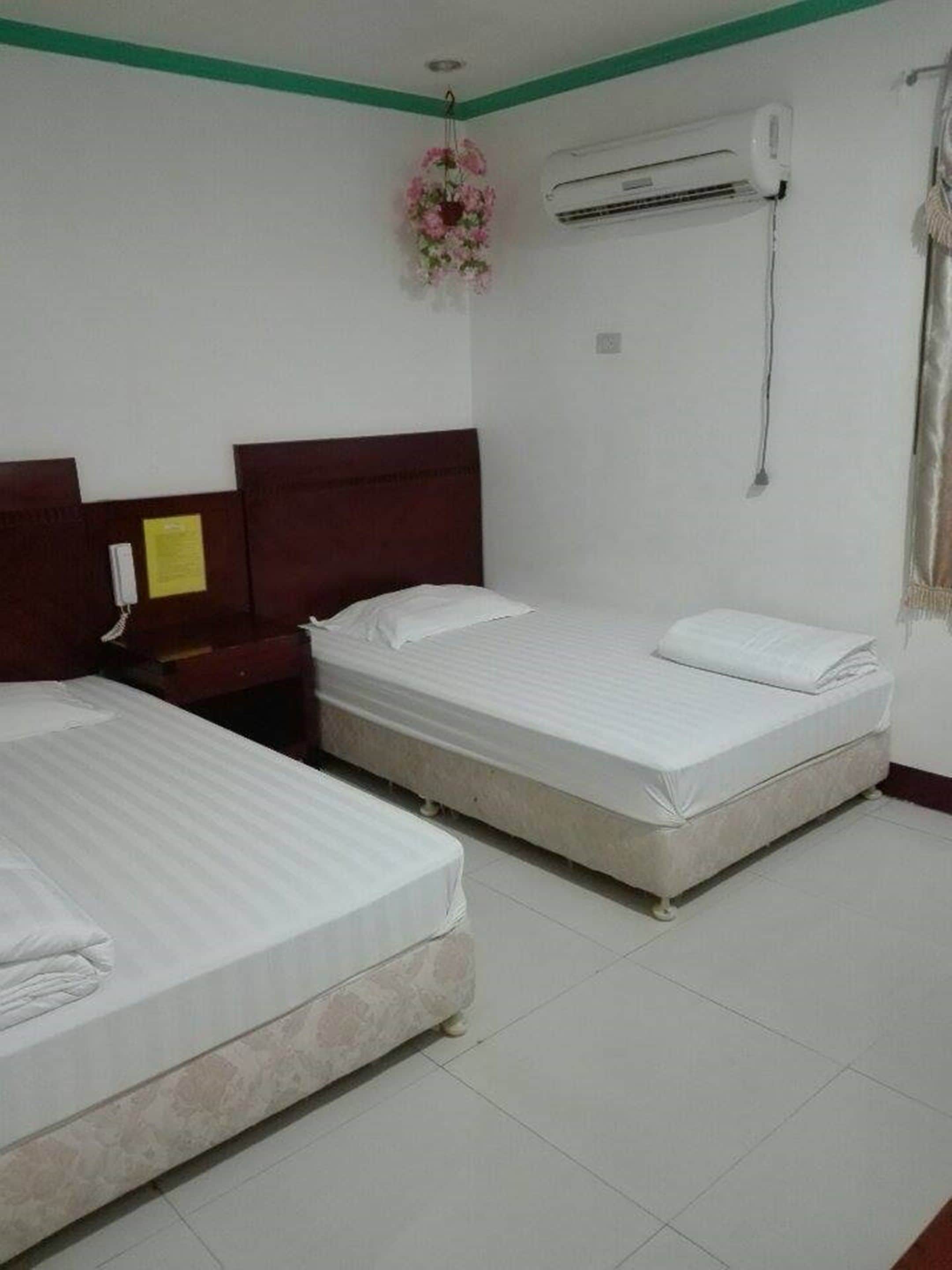 family room | desk, free wifi, bed sheets