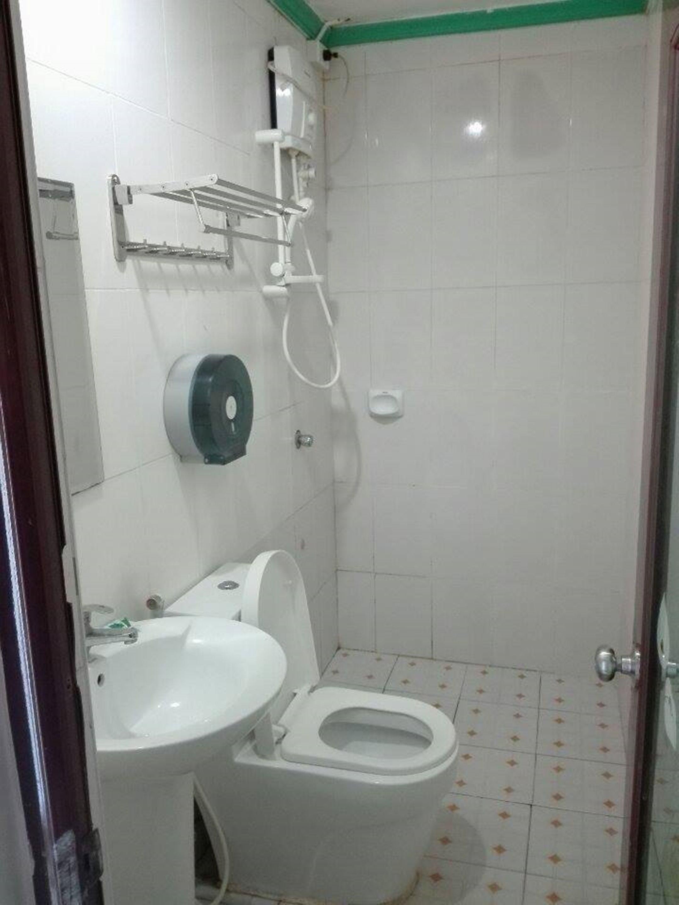 deluxe room | bathroom | shower, free toiletries, towels