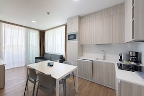 Superior appartement, 1 slaapkamer | Woonruimte | Een 32-inch flatscreentelevisie met digitale zenders en televisie