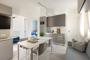 Villa Deluxe, 2 habitaciones (5-6 PAX) | Cocina privada | Refrigerador con congelador, parrilla de estufa y utensilios de cocina 