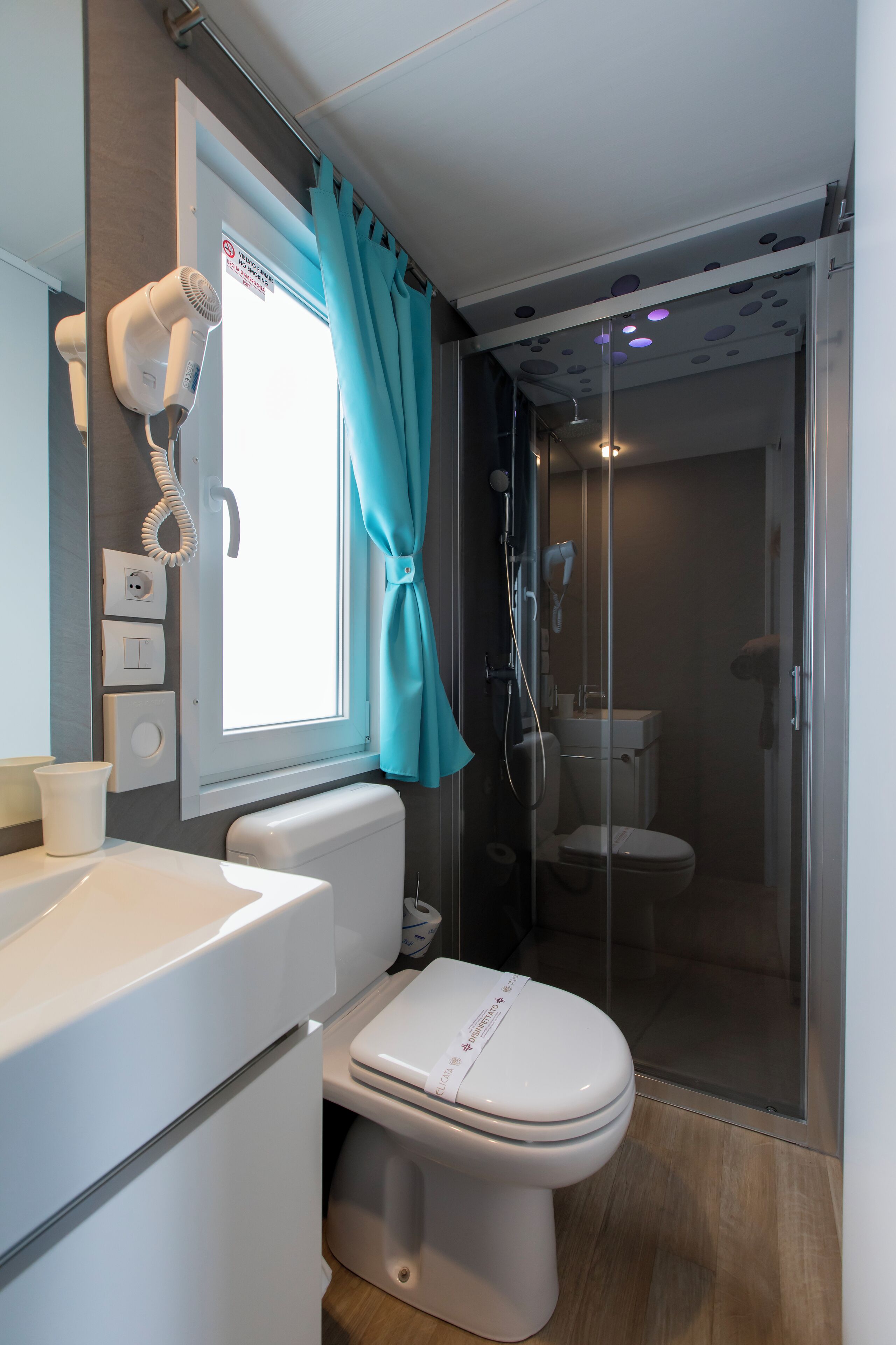 Ein kleines Badezimmer mit Toilette, Waschbecken und Duschkabine.
