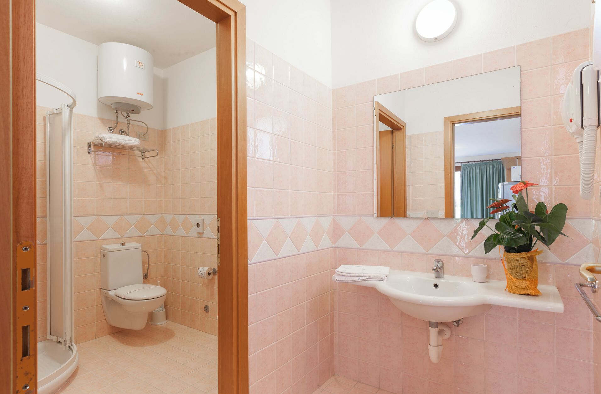 Ein Badezimmer mit Toilette, Waschbecken und Dusche.