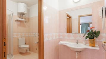Ein Badezimmer mit Toilette, Waschbecken und Dusche.