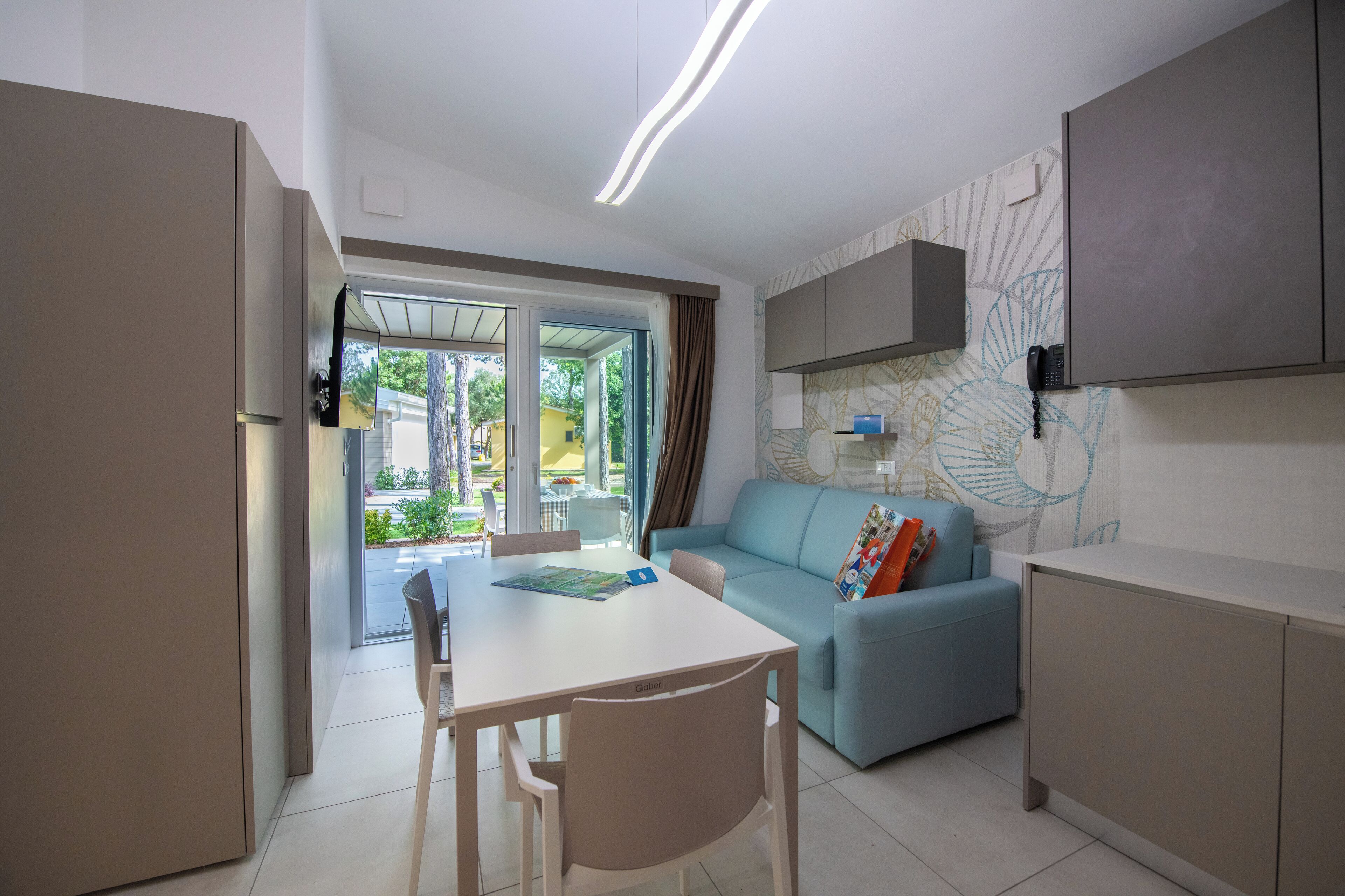 Villa Confort (5 PAX) | Área de sala de estar | Televisión de pantalla plana de 32 pulgadas con canales digitales 