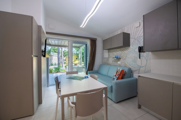 Comfort-Villa (5 PAX) | Wohnbereich | 32-Zoll-Flachbildfernseher mit Digitalempfang, Fernseher