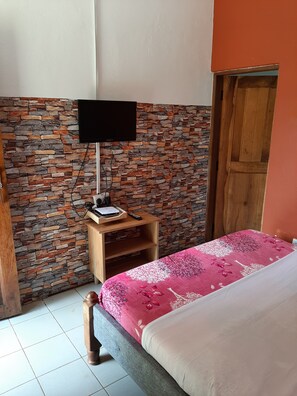 1 bedroom, desk, rollaway beds, free WiFi