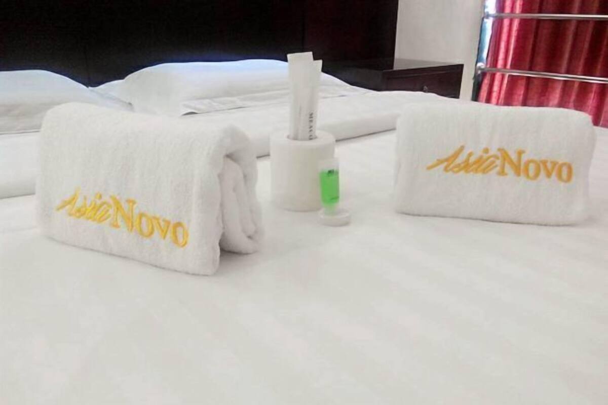 Shower, free toiletries, towels